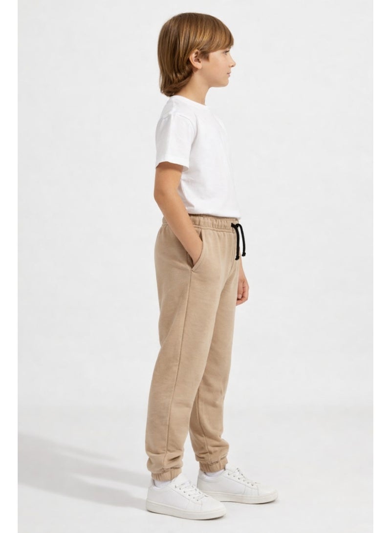 شي إن بنطلون جوجر أطفال لون بيج مناسب للبنات والأولاد، بخصر استك ورباط لراحة وثبات أفضل، خامة ناعمة ومريحة، مثالي للبس اليومي والخروج والكاجوال. - Image 3