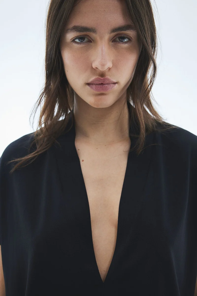 اتش اند ام بلوزة بياقة على شكل حرف