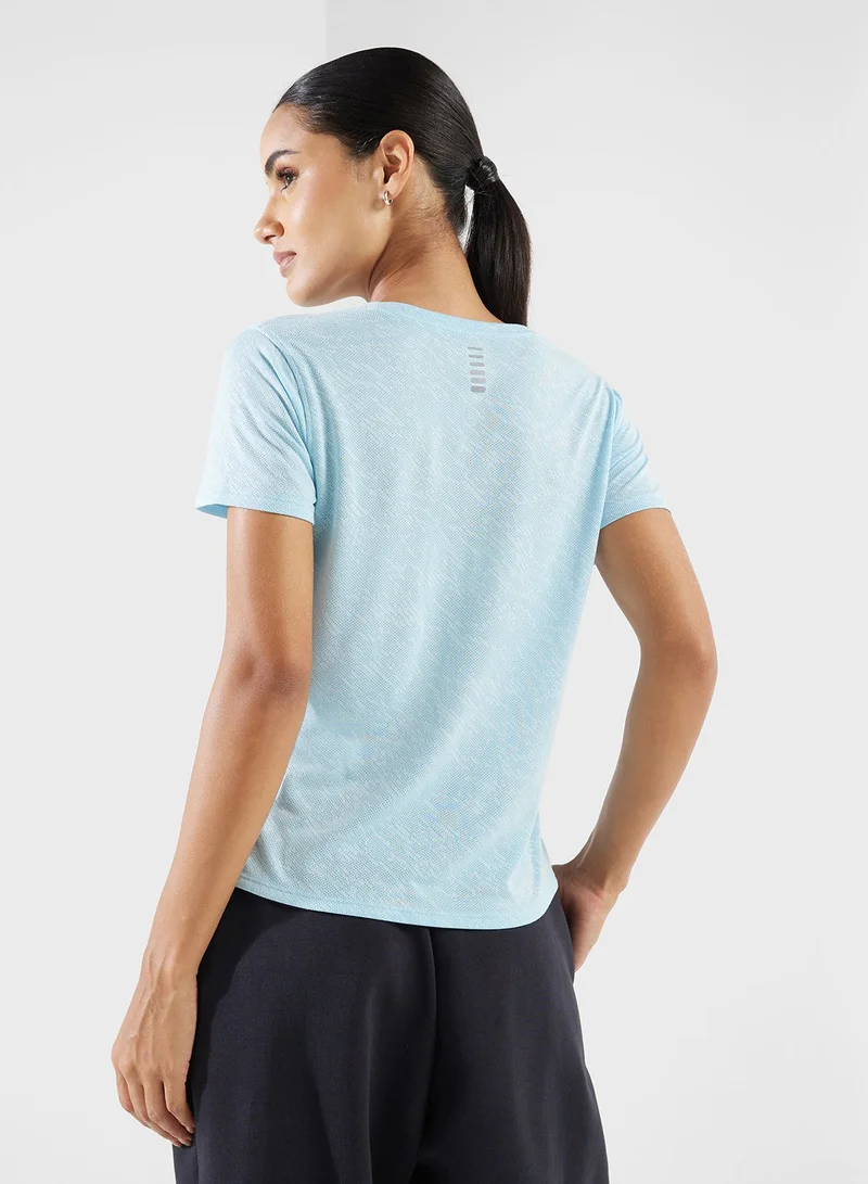 اندر ارمر شورت بأكمام قصيرة بتصميم مموه من