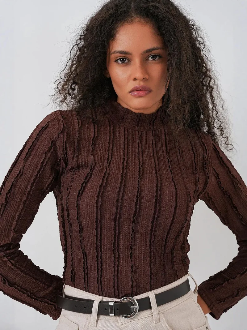 بيغ دارت بلوزة بياقة نصف عالية بنسيج بارز وقصة ضيقة