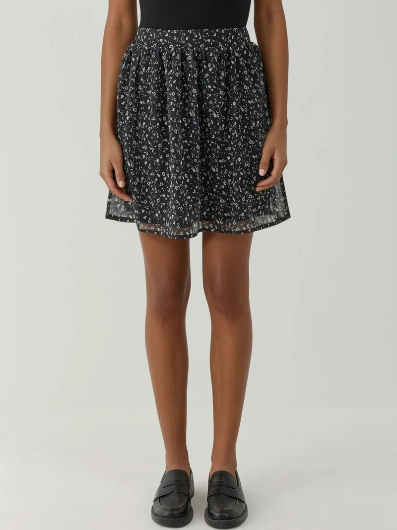 زوبعة تنورة قصيرة بخصر عالٍ وطبعة زهور