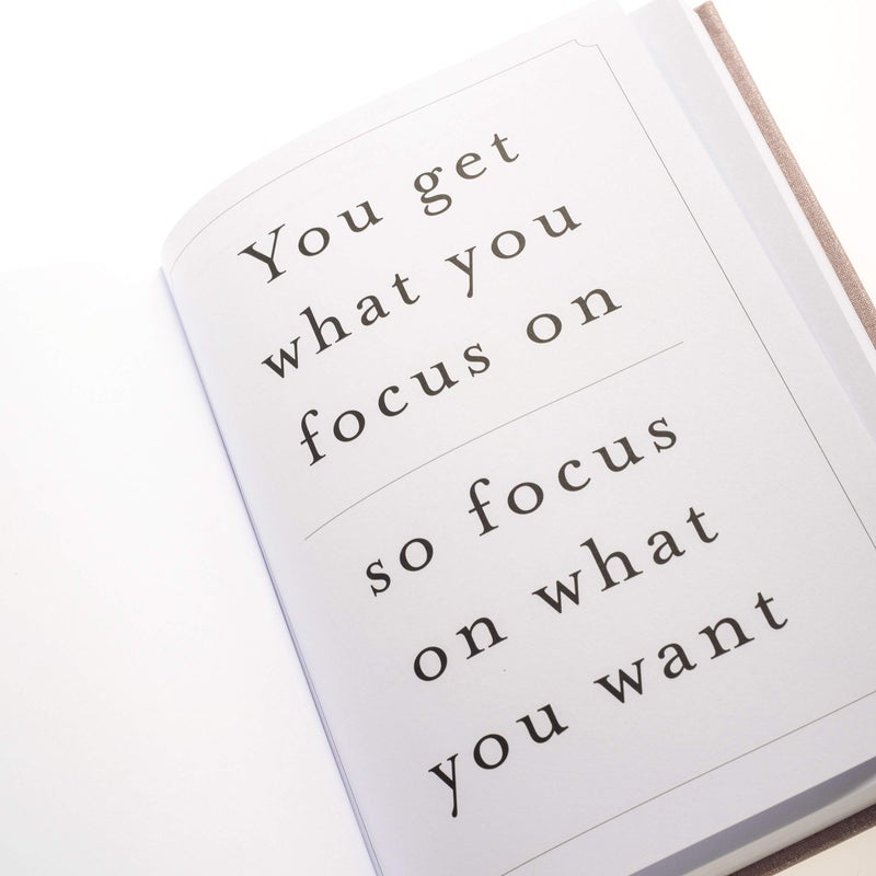 Graphique دفتر يوميات العناية الذاتية - الامتنان - 256 صفحة - اقتباس أسبوعي وملء يومي - غلاف قماشي مقوى - علامة شريطية (6" x 8") - Image 3