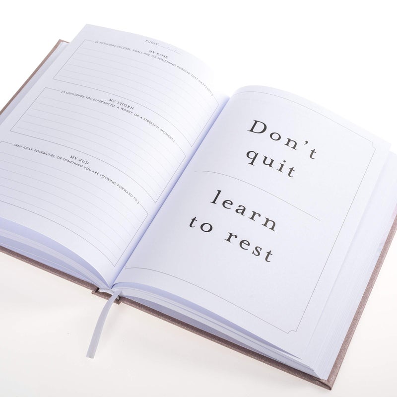 Graphique دفتر يوميات العناية الذاتية - الامتنان - 256 صفحة - اقتباس أسبوعي وملء يومي - غلاف قماشي مقوى - علامة شريطية (6" x 8") - Image 4