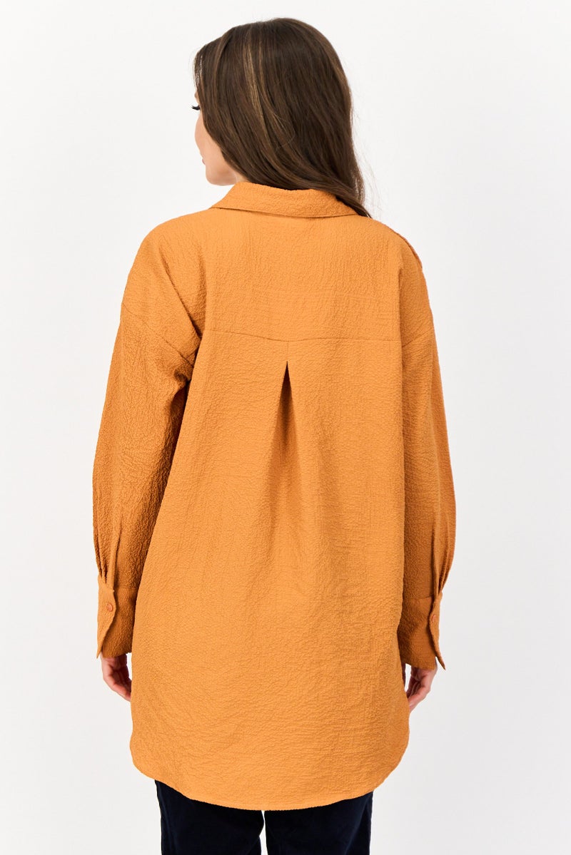 Juicy Couture قميص نسائي بأكمام طويلة و ياقة منتشرة بتصميم محكم، بني - Image 3