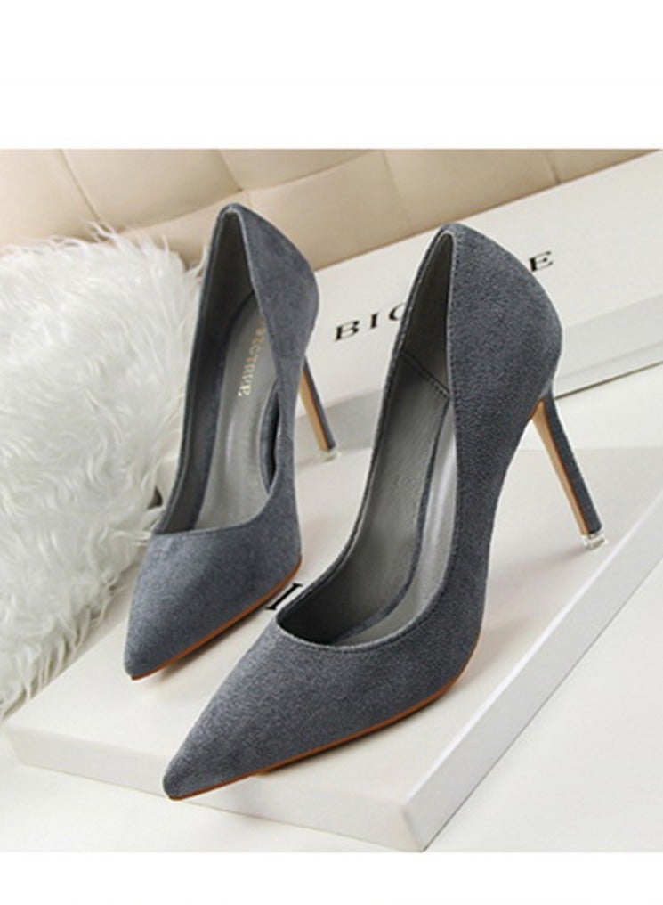 BIGTREE حذاء بكعب رفيع بسيط بإصدار كوري بطول 9 سم وكعب عالٍ وفم ضحل وكعب رفيع مدبب من جلد الغزال باللون الرمادي - Image 1