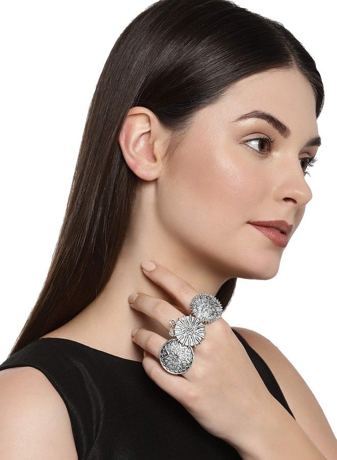 Zaveri Pearls مجموعة زافيري بيرلز المكونة من 3 خواتم فضية اللون بتفاصيل دقيقة للنساء - ZPFK7725 - Image 2