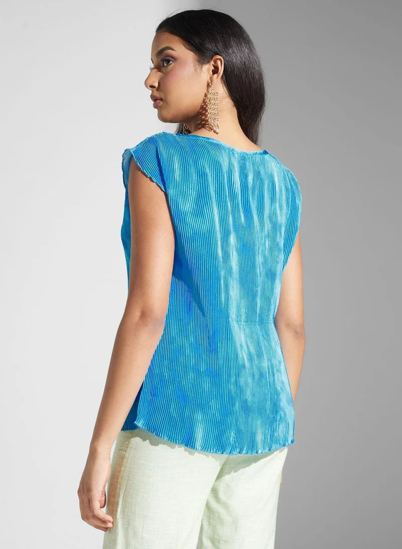 سنوار بلوزة مطبوعة بياقة على شكل حرف