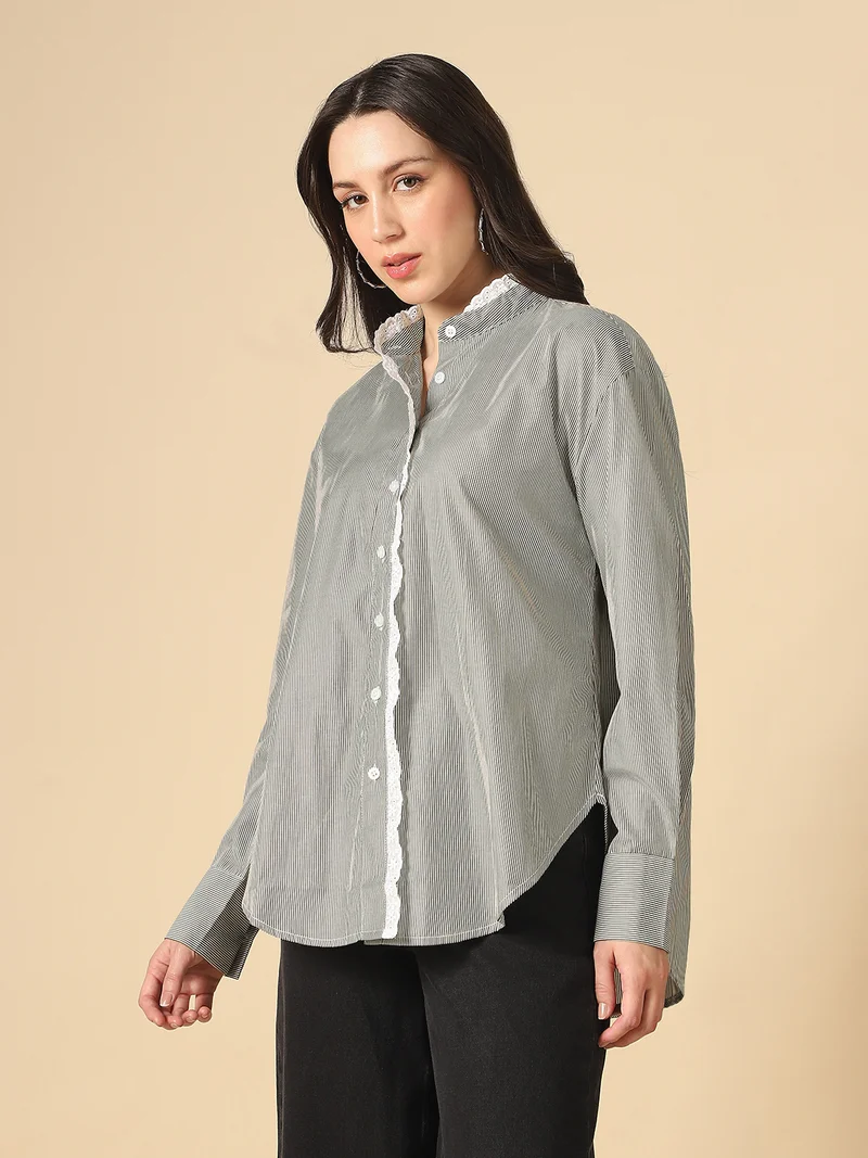جلو باص قميص نسائي مخطط عمودي بياقة ماندرين وأكمام مكشكشة وفتحة دانتيل وحافة منحنية مقاس كبير