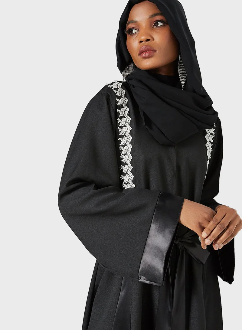 سيفي فور هانيا عباية مزينة بدانتيل