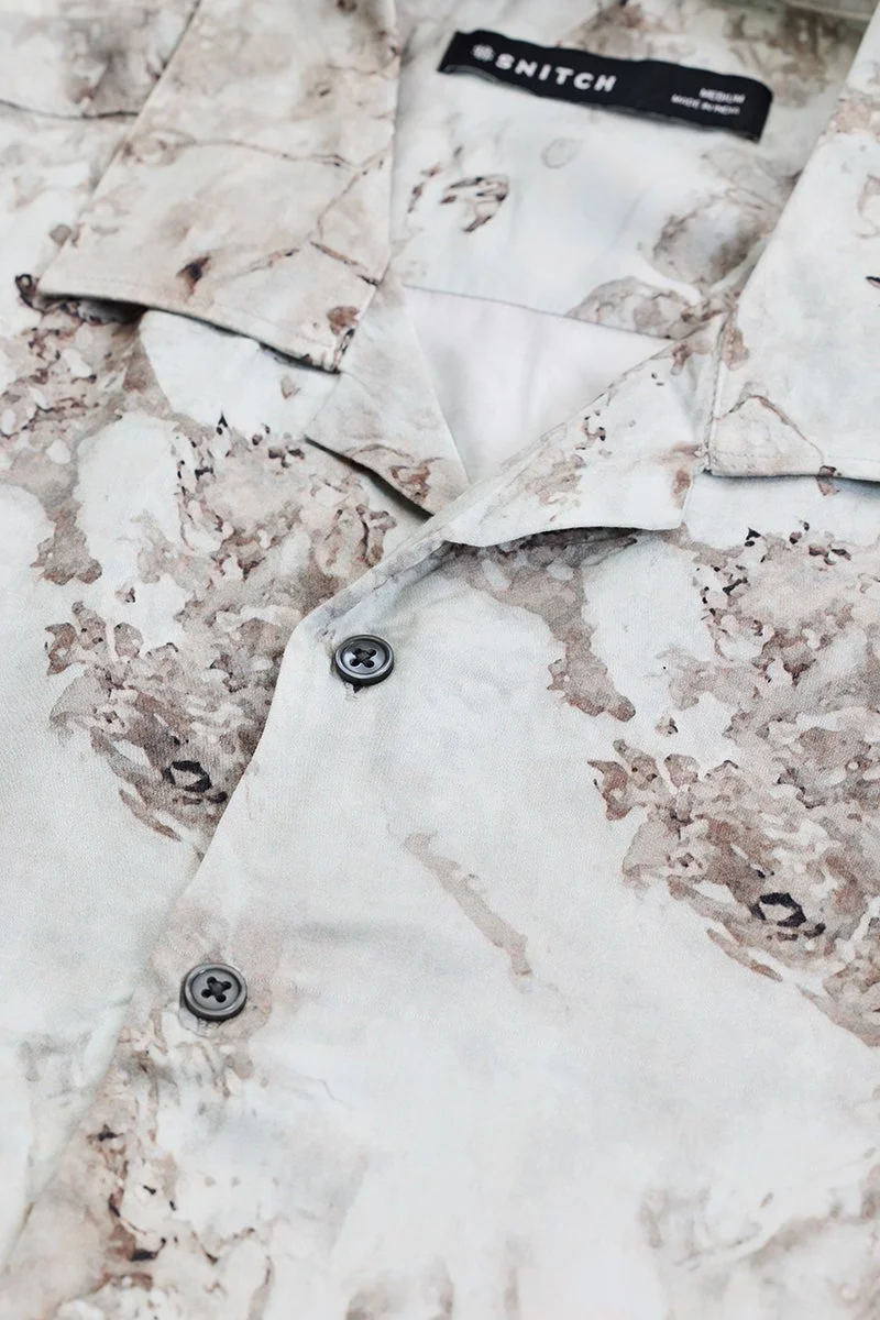 سنيتش قميص أبيض بقصة صندوقية مجردة