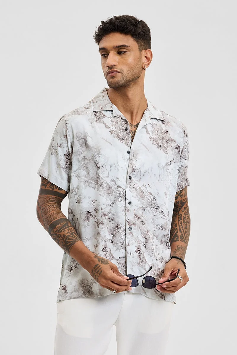 سنيتش قميص أبيض بقصة صندوقية مجردة