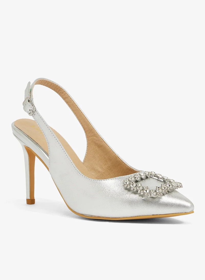 خزانة حذاء أورورا كريستال بحزام خلفي من قماش فضي، مقدمة مدببة، حزام كريستالي، كعب خنجر