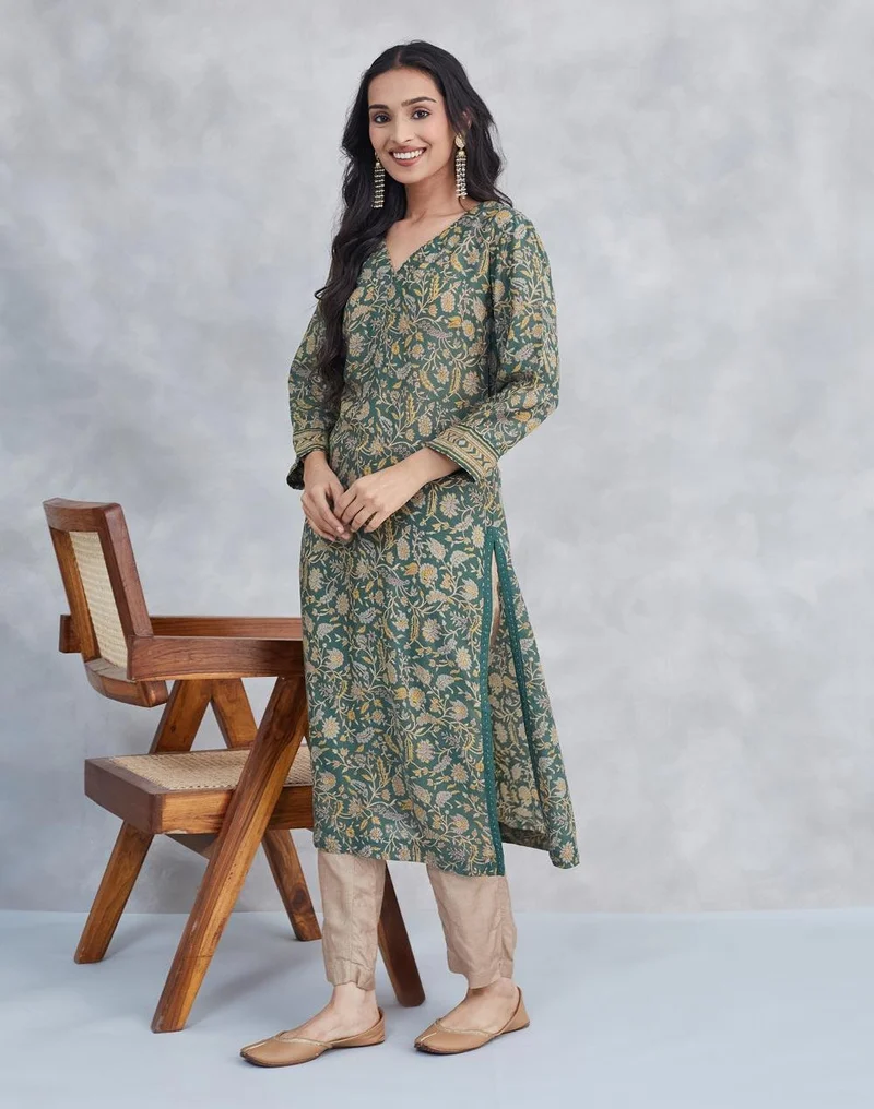 فاب انديا كرتا طويل بقصة ضيقة مطبوع يدويًا من مزيج الرايون الأخضر