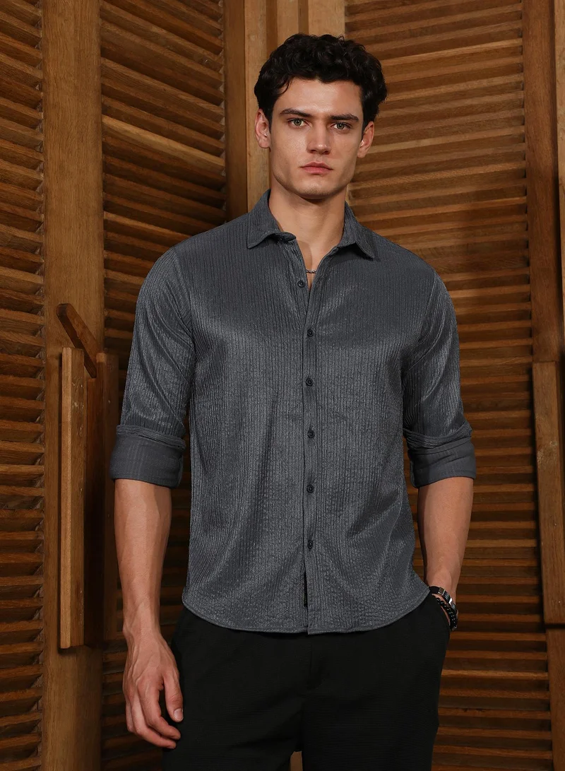 كامبوس سوترا Campus Sutra Men's Charcoal Grey Solid Creased Shirt For Casual Wear | Spread Collar | Long Cuffed Sleeves | Button Closure | Shirt Crafted With Comfort Fit For Everyday Wear