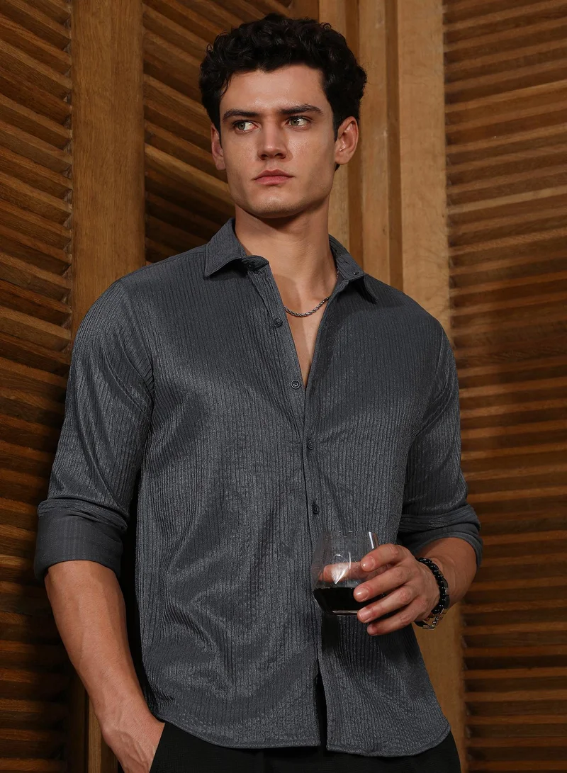 كامبوس سوترا Campus Sutra Men's Charcoal Grey Solid Creased Shirt For Casual Wear | Spread Collar | Long Cuffed Sleeves | Button Closure | Shirt Crafted With Comfort Fit For Everyday Wear