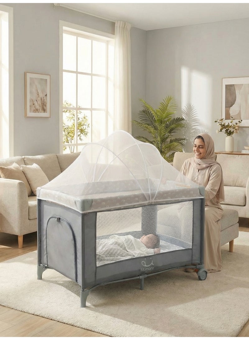 أم أكثر سرير أطفال متنقل 3 في 1 مع ناموسية من مومور (125×60×77 سم) - مهد مواليد قابل للطي بقماش آمن للبشرة، عجلات بفرامل أمان وباب جانبي - ساحة لعب واسعة للكشتة والبيت - رمادي - Image 1