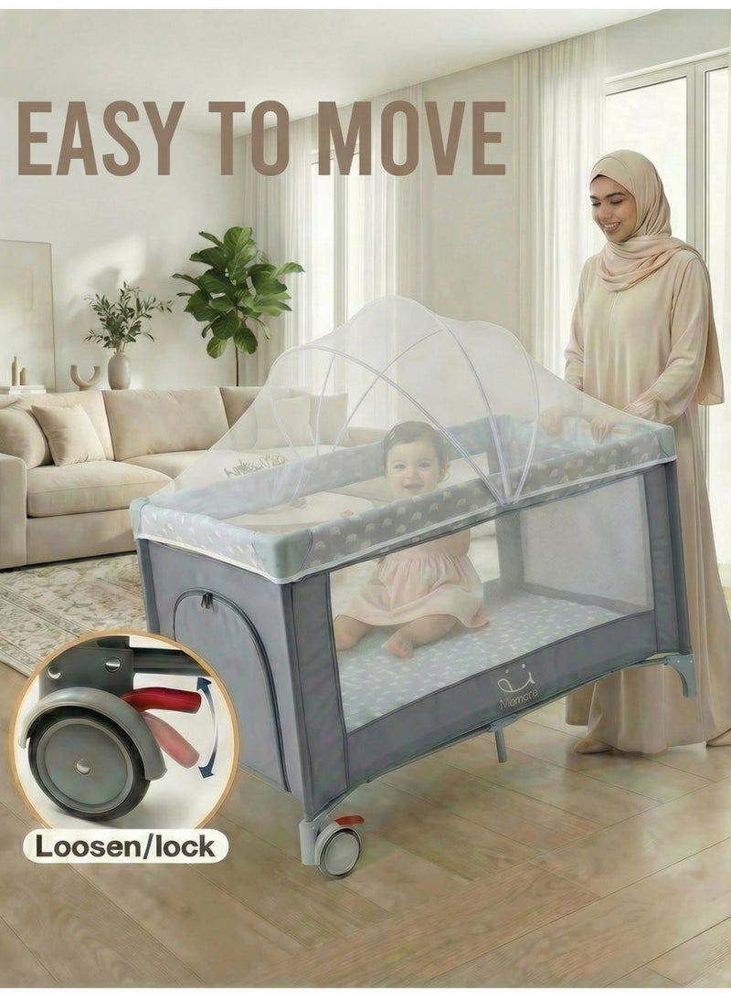 أم أكثر سرير أطفال متنقل 3 في 1 مع ناموسية من مومور (125×60×77 سم) - مهد مواليد قابل للطي بقماش آمن للبشرة، عجلات بفرامل أمان وباب جانبي - ساحة لعب واسعة للكشتة والبيت - رمادي - Image 4