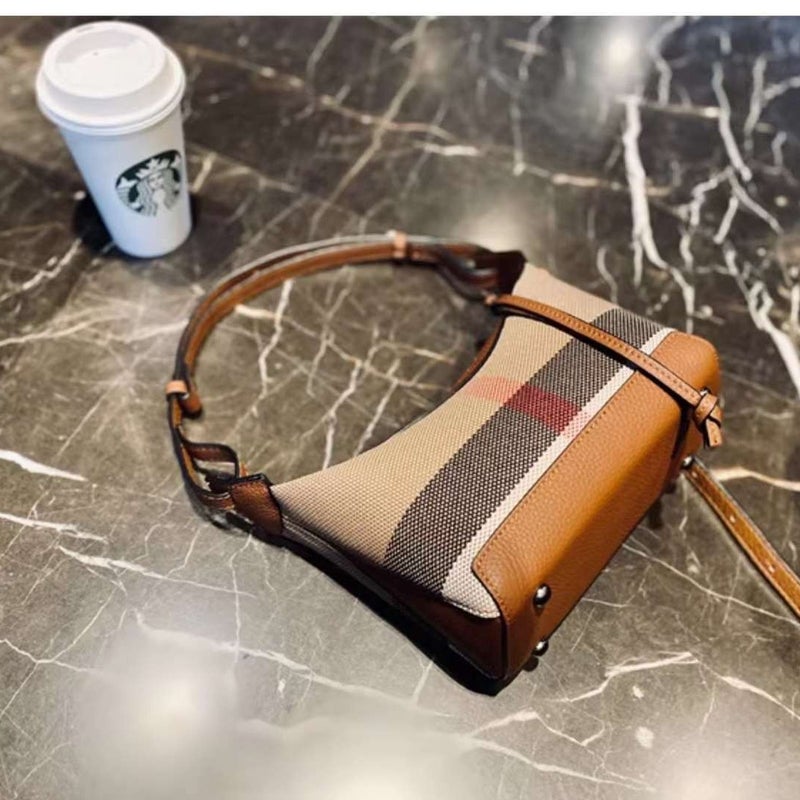 High-End Sense Plaid Underarm Bag Women'S 2024 Spring New Woolen Crossbody Crescent Bag Retro British Style Shoulder Bag - Image 4