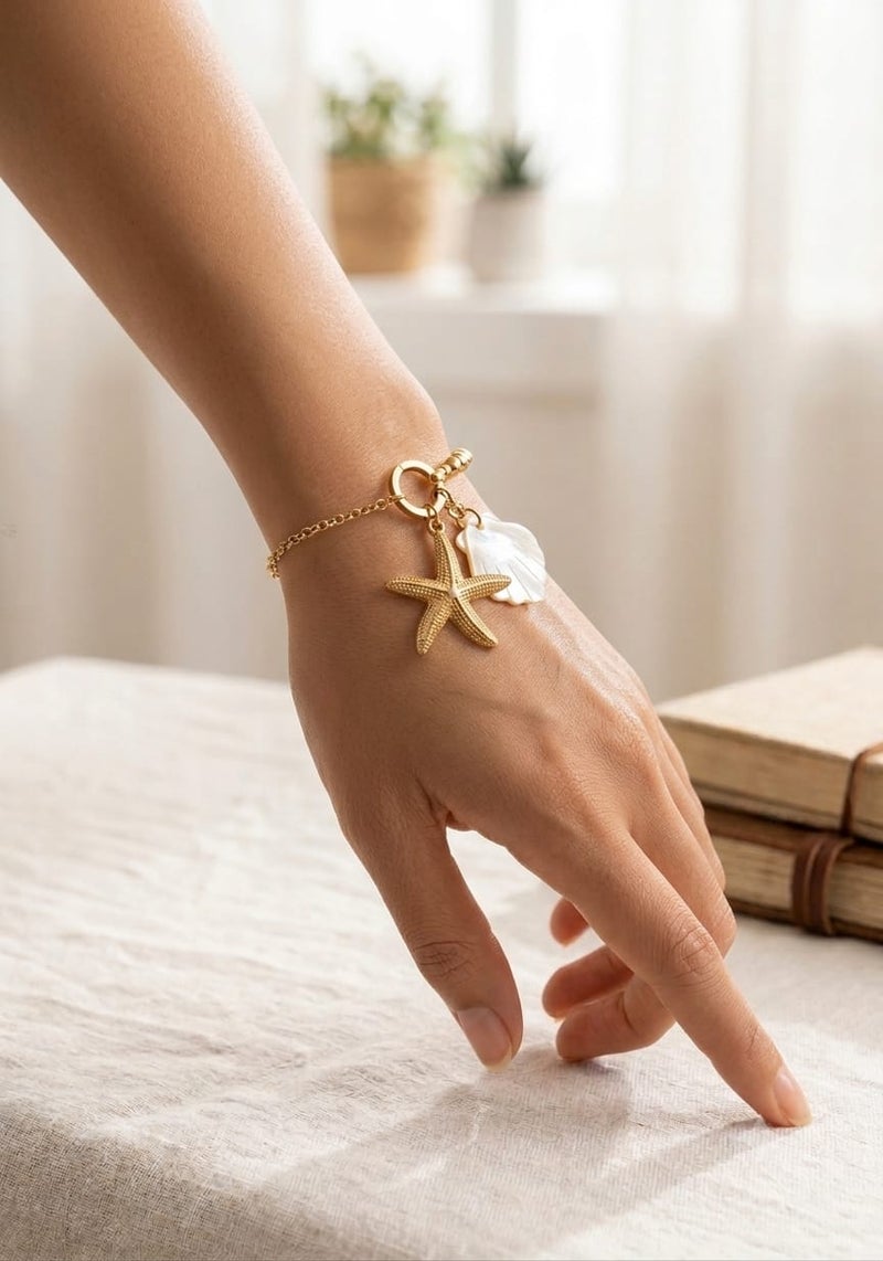 Trendy Chain Charm Bracelet with Adjustable Fastening - Elegant Wristband & Fashion Accessory for Everyday Wear
