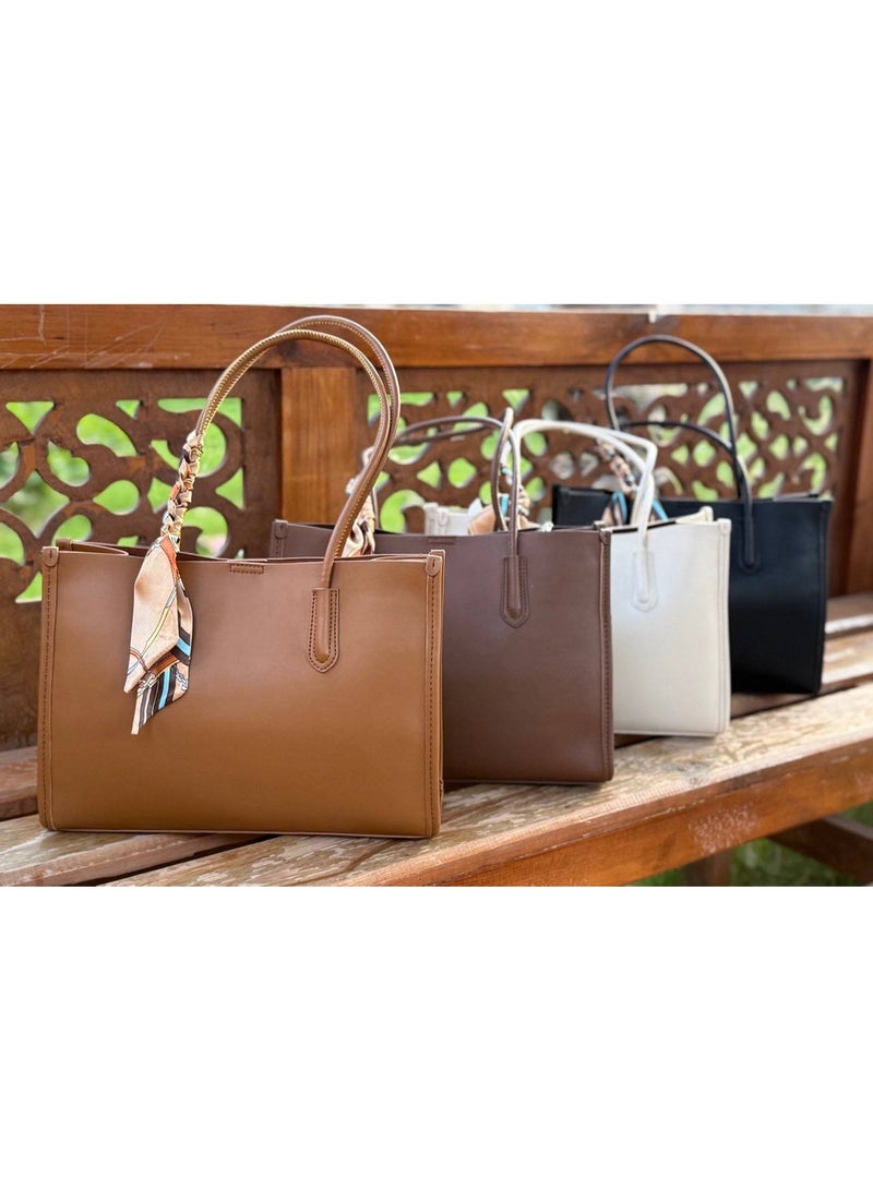 Square women's handbag with distinctive accessory with adjustable handle - Image 3