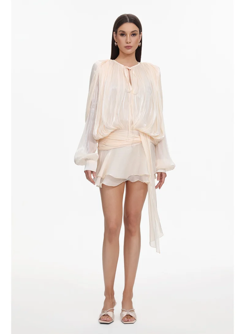 بيلا بارنيت فستان قصير بأكمام طويلة وفتحات مزين بكشكشة