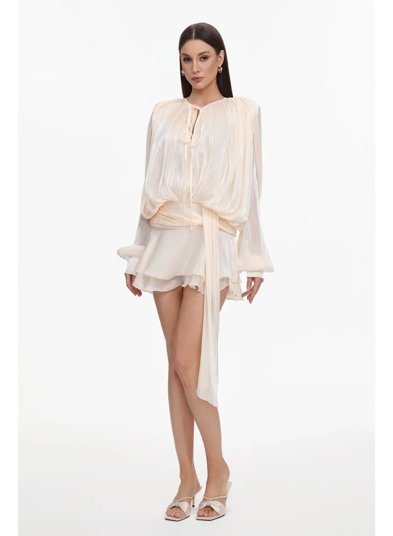 بيلا بارنيت فستان قصير بأكمام طويلة وفتحات مزين بكشكشة