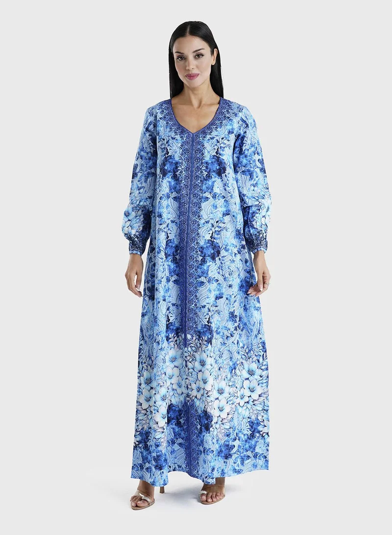 كشخة جلابية كويتية مطبوعة بالزهور باللون الأزرق مع تفاصيل حجرية من الساتان القطني