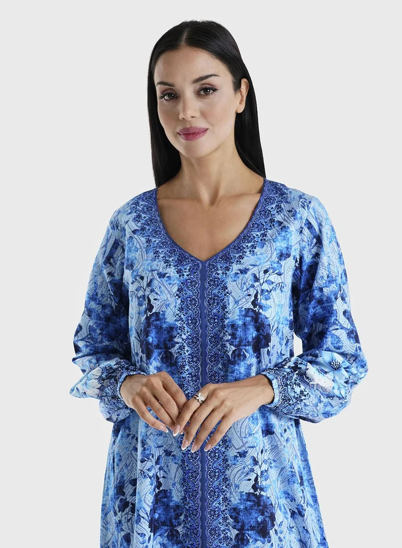 كشخة جلابية كويتية مطبوعة بالزهور باللون الأزرق مع تفاصيل حجرية من الساتان القطني