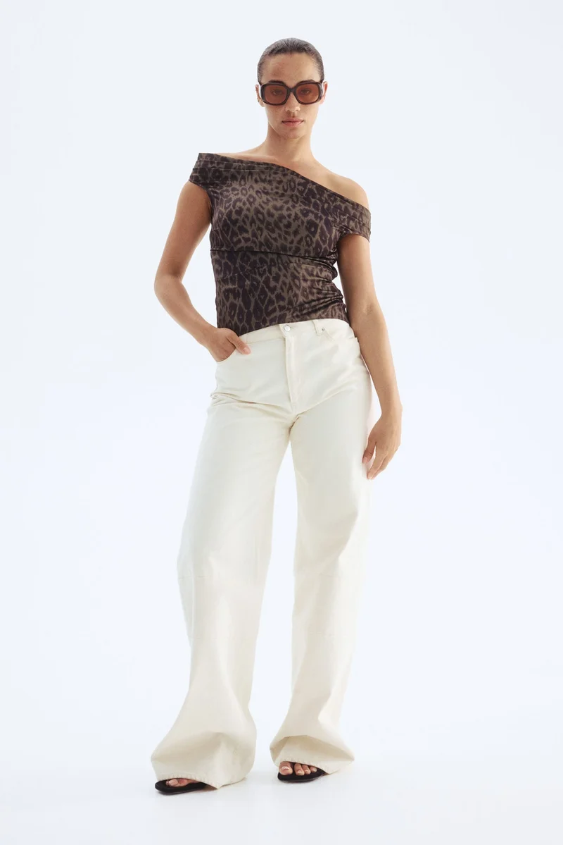 اتش اند ام بلوزة بتصميم أكتاف مكشوفة