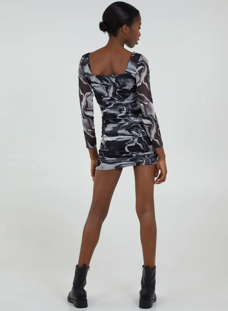 بينك فانيلا فستان قصير بأكمام طويلة بنقشة رخامية شبكية