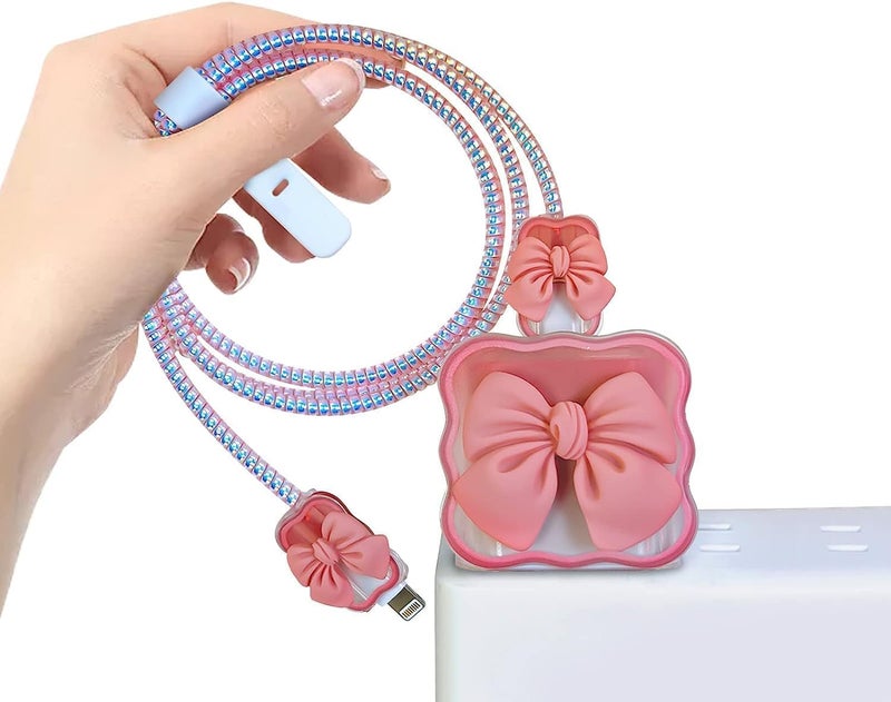 INEFABLE غطاء واقي لشاحن مع نمط ثلاثي الأبعاد لطيف لشاحن آيفون فقط 18 واط و 20 واط، واقي كابل بيانات لحفظ الكابل - مجموعة من 1 (قوس وردي) - Image 1