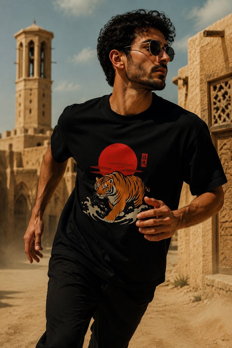 تي شيرت رجالي أسود بقصة واسعة وطبعة نمر جريئة بتصميم ستريت وير وأكمام قصيرة وياقة دائرية - Image 3