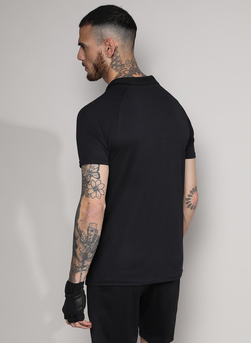 تيشيرت بولو رجالي أسود وجناح أحمر من سي إس لايف للملابس الرياضية الكاجوال بياقة واسعة وأكمام قصيرة مقاوم للروائح بتقنية دراي فيت مصنوع من قماش جيرسي بقصة مريحة وأداء عالي