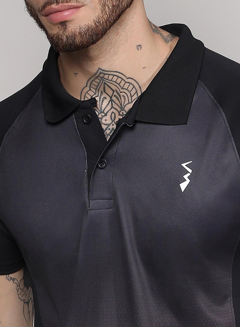 تيشيرت بولو رجالي أسود وجناح أحمر من سي إس لايف للملابس الرياضية الكاجوال بياقة واسعة وأكمام قصيرة مقاوم للروائح بتقنية دراي فيت مصنوع من قماش جيرسي بقصة مريحة وأداء عالي