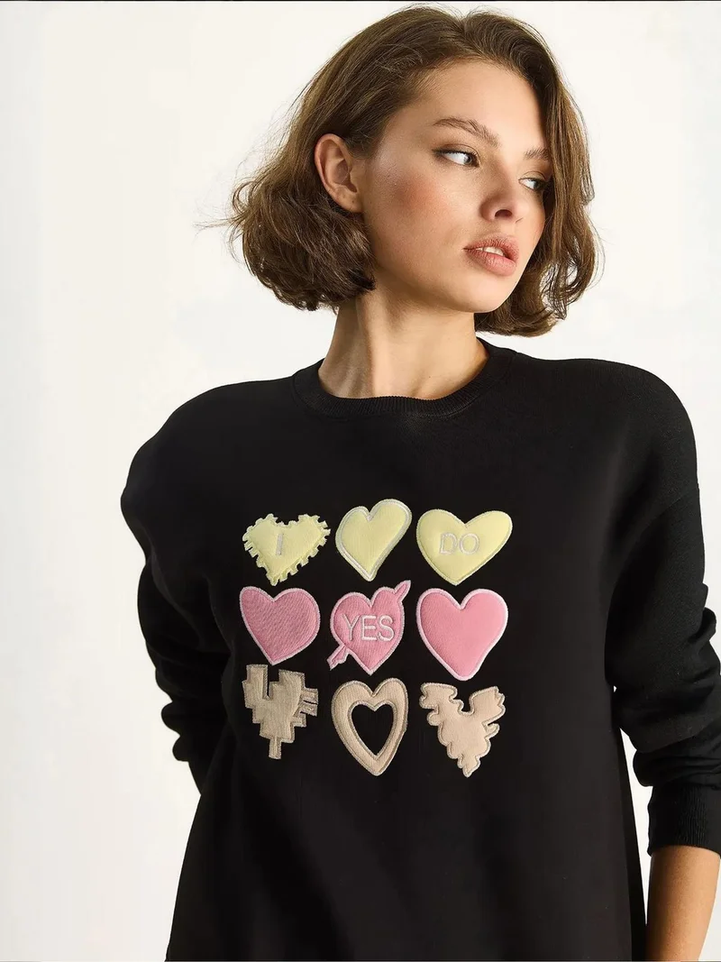 Heart Patch Appliqué Relaxed Fit Crew Neck Sweatshirt
