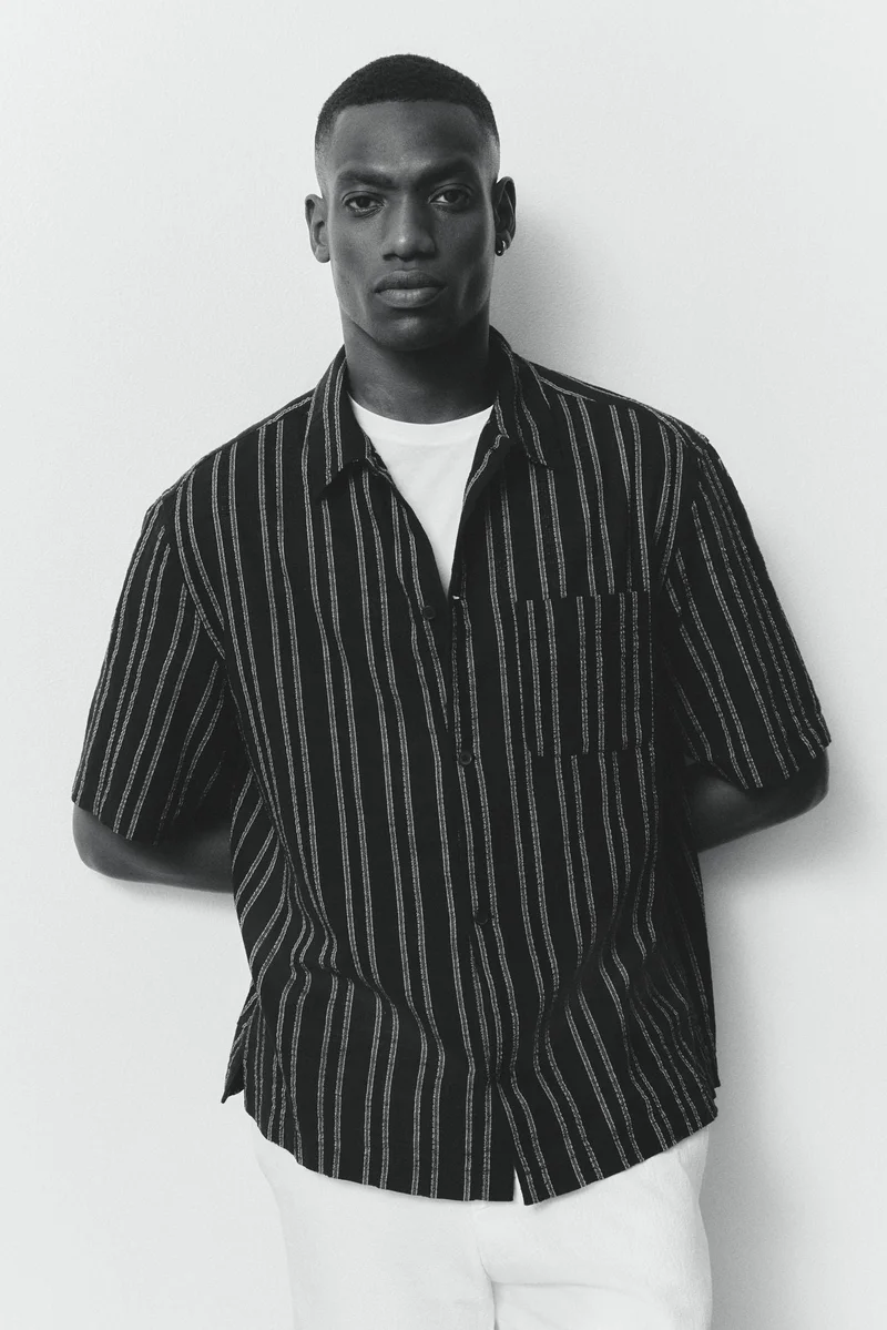 اتش اند ام قميص بأكمام قصيرة بقصّة عادية