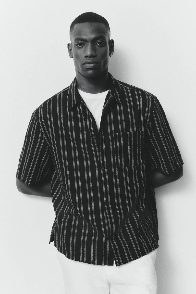 اتش اند ام قميص بأكمام قصيرة بقصّة عادية