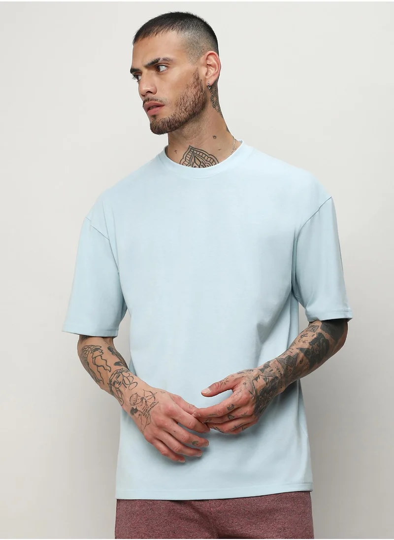 كامبوس سوترا Campus Sutra Men's Powder Blue Oversized Basic T-Shirt For Casual Wear | Crew Neck | Short Sleeve | Pull On Closure | T-Shirt Crafted With Comfort Fit For Casual Wear