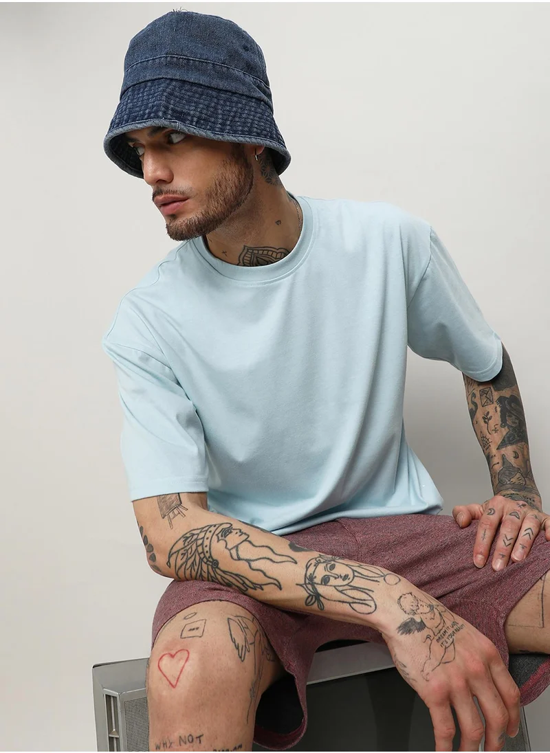 كامبوس سوترا Campus Sutra Men's Powder Blue Oversized Basic T-Shirt For Casual Wear | Crew Neck | Short Sleeve | Pull On Closure | T-Shirt Crafted With Comfort Fit For Casual Wear