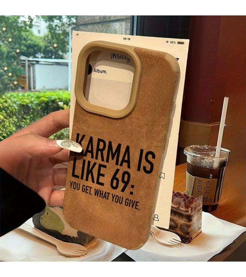 حافظة هاتف من الجلد الصناعي غير اللامع باللون البني لهاتف iPhone 15 Pro Max، بتصميم شعار إنجليزي أنيق - Image 5
