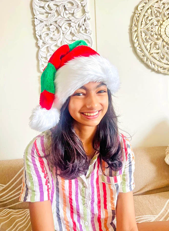 ليتل سربرايز بوكس قبعة حفلة عيد الميلاد مخملية فرو مخططة بالأخضر والأحمر مفاجأة صغيرة