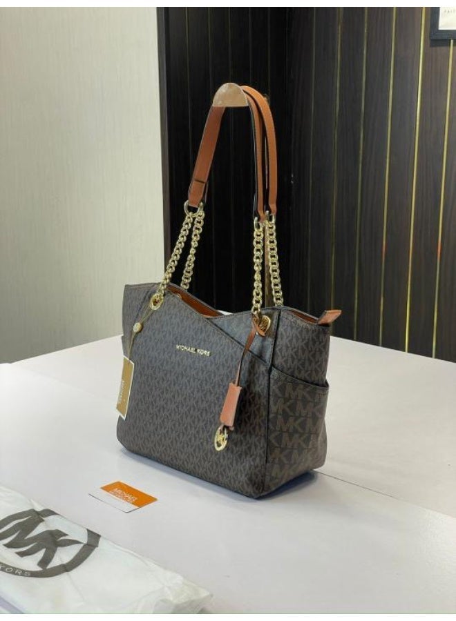 ام كي حقيبة كتف كبيرة من إم كيه ترافل بسلسلة من قماش الكانفاس البني المميز. - Image 2