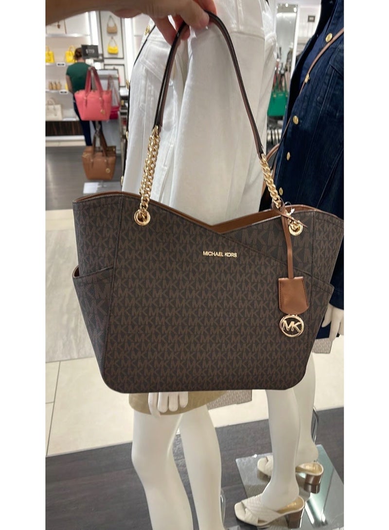 ام كي حقيبة كتف كبيرة من إم كيه ترافل بسلسلة من قماش الكانفاس البني المميز. - Image 3