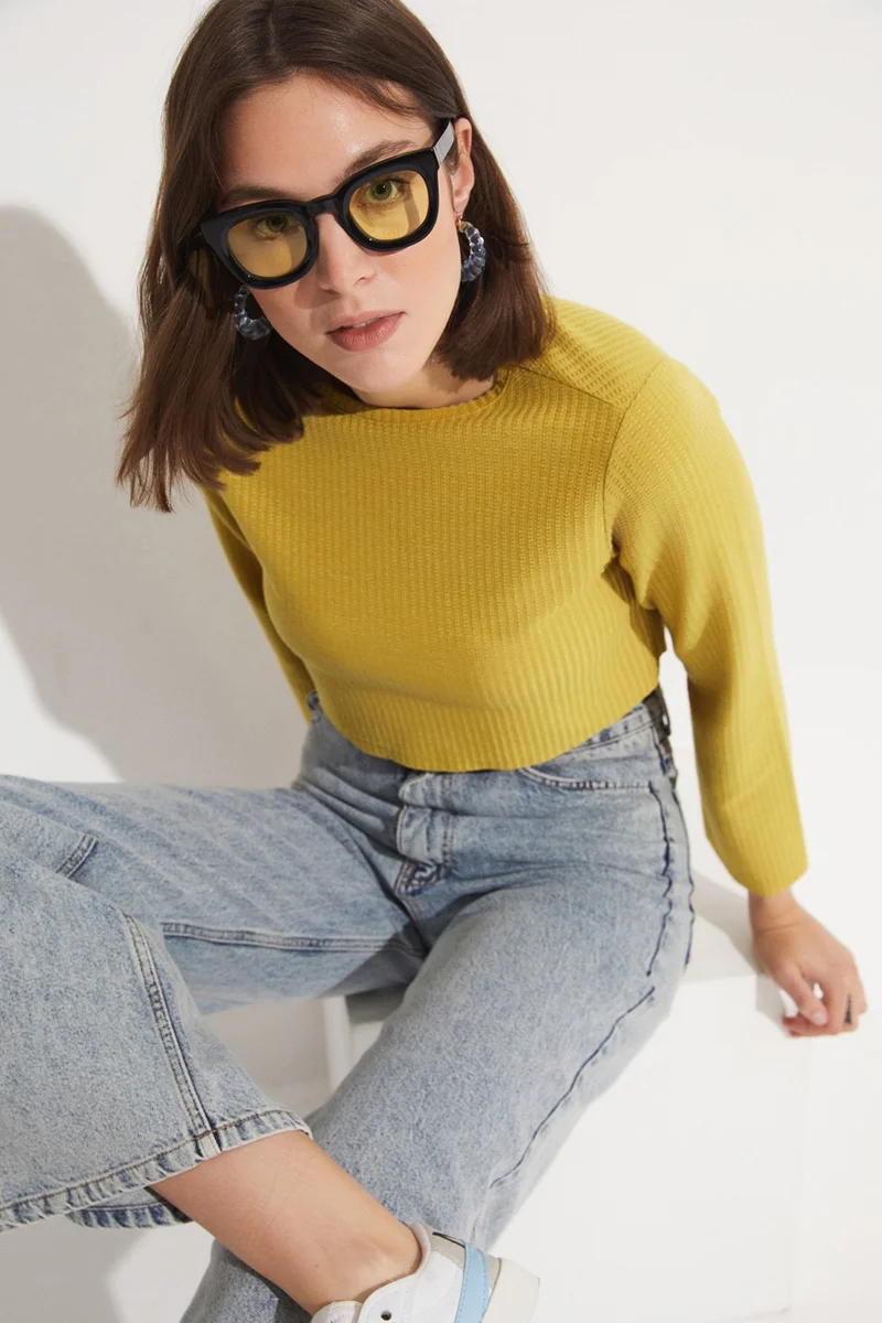 JUNE Women's Crew Neck Long Sleeve Crop Blouse