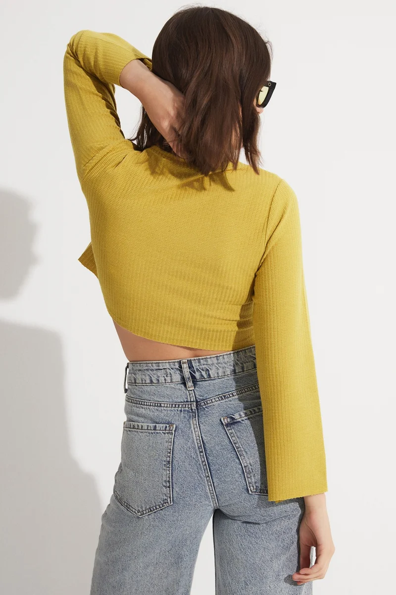 JUNE Women's Crew Neck Long Sleeve Crop Blouse