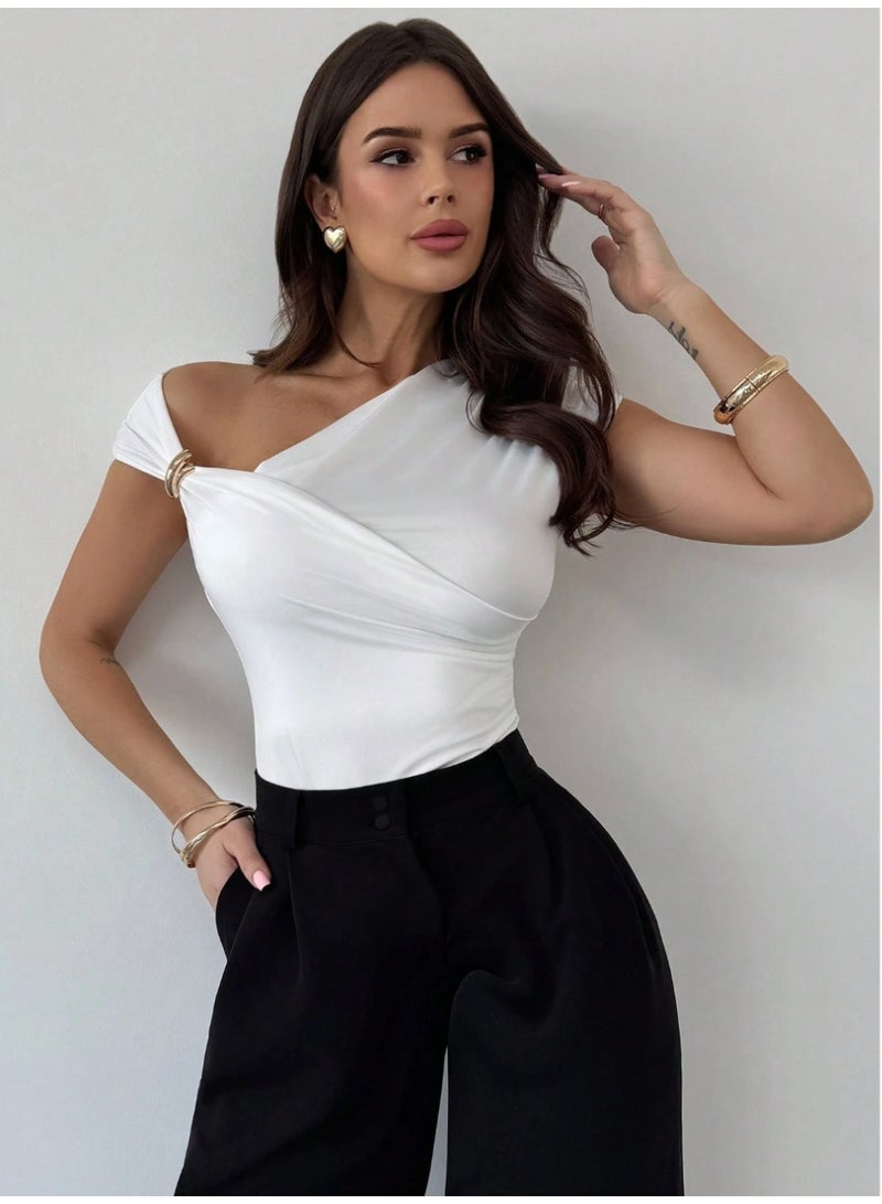 شي إن تيشيرت أبيض جديد بتصميم غير متماثل الكتفين، مزين بتفاصيل معدنية، بقصة ضيقة، مناسب للارتداء اليومي الأنيق، مناسب لفصلي الربيع والصيف، للنساء - Image 1