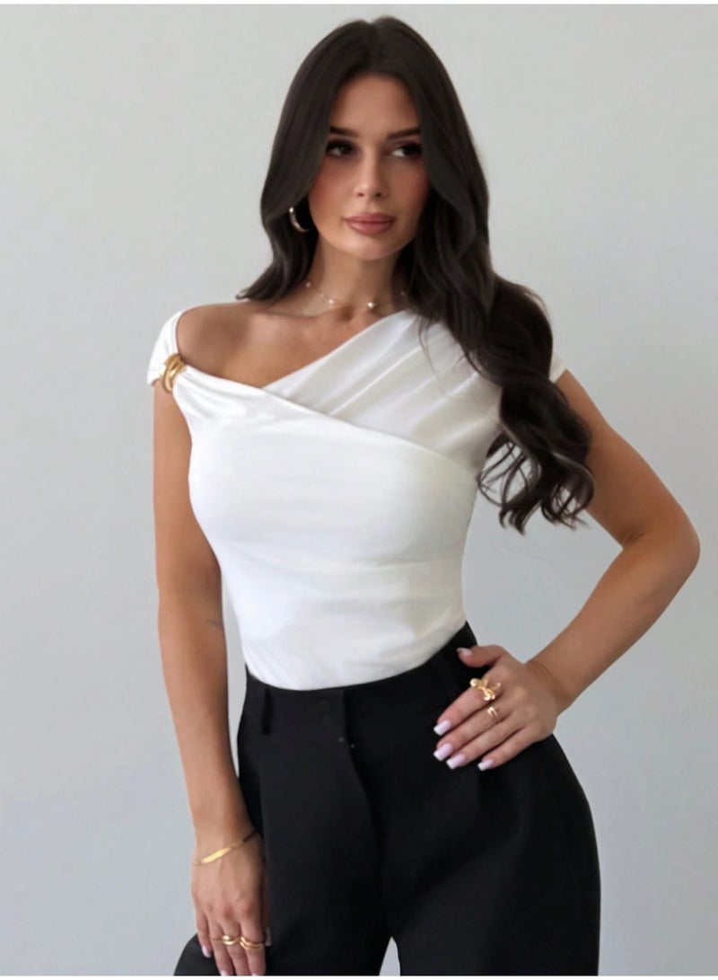 شي إن تيشيرت أبيض جديد بتصميم غير متماثل الكتفين، مزين بتفاصيل معدنية، بقصة ضيقة، مناسب للارتداء اليومي الأنيق، مناسب لفصلي الربيع والصيف، للنساء - Image 3