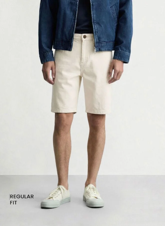 Men Regular Fit Solid Scoop Pocket Mid-Rise Denim Shorts