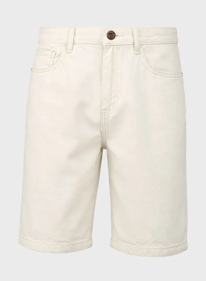 The Indian Garage Co  Men Regular Fit Solid Scoop Pocket Mid-Rise Denim Shorts  | Best Price UAE