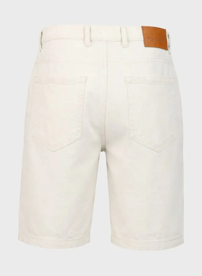 The Indian Garage Co  Men Regular Fit Solid Scoop Pocket Mid-Rise Denim Shorts  | Best Price UAE